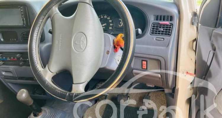 TOYOTA NOAH 2001