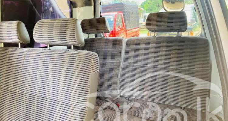 TOYOTA NOAH 2001
