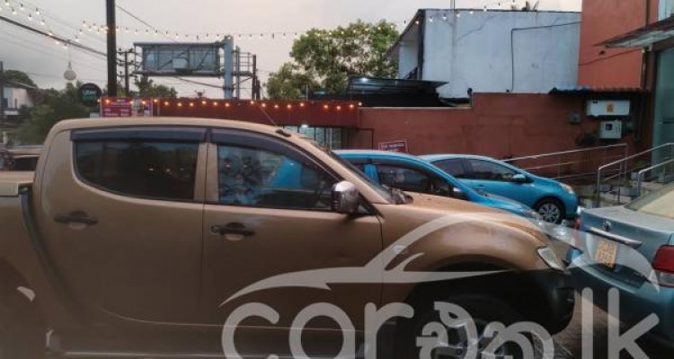 MITSUBISHI L200 2011