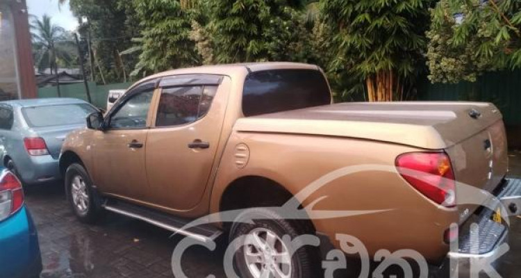MITSUBISHI L200 2011