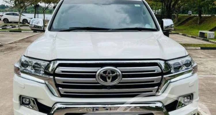 TOYOTA LAND CRUISER V8 2015