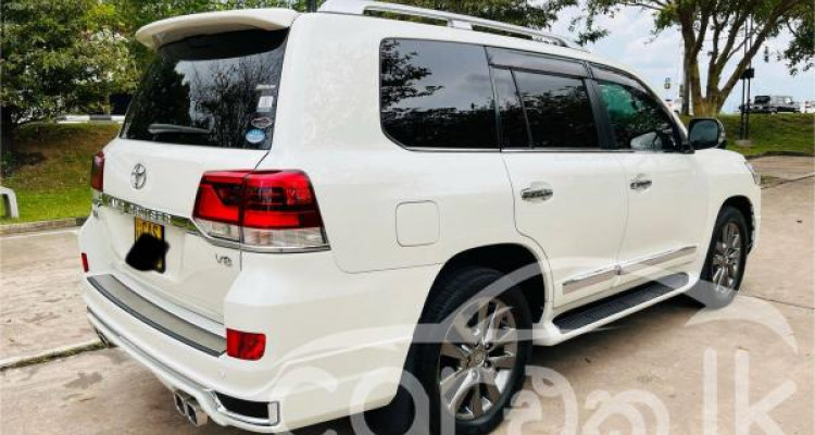 TOYOTA LAND CRUISER V8 2015