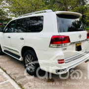 TOYOTA LAND CRUISER V8 2015