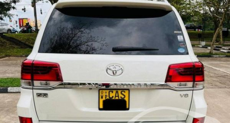 TOYOTA LAND CRUISER V8 2015