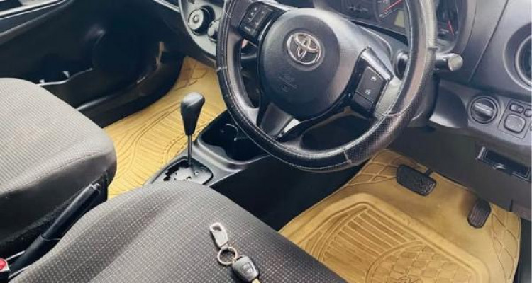 TOYOTA VITZ 2017