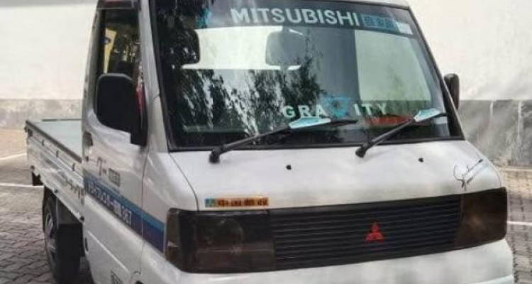 MITSUBISHI MINICAB 2001