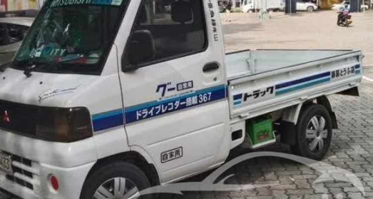 MITSUBISHI MINICAB 2001