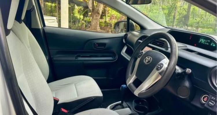 TOYOTA AQUA 2012
