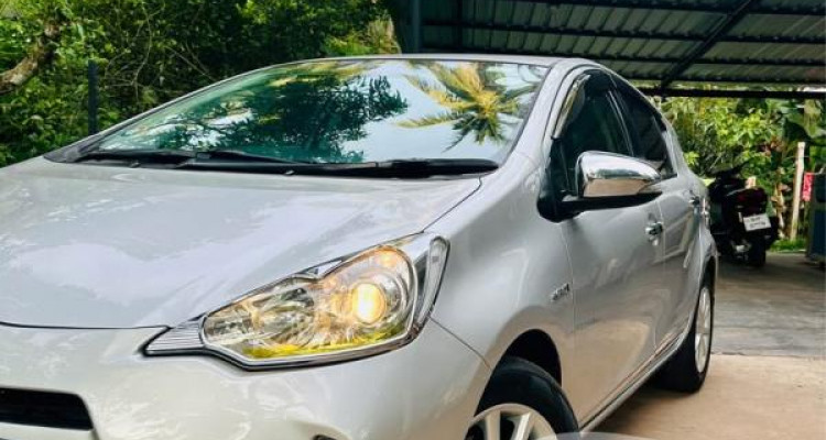 TOYOTA AQUA 2012