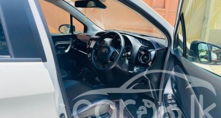TOYOTA VITZ 2018