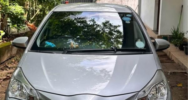 TOYOTA VITZ 2017