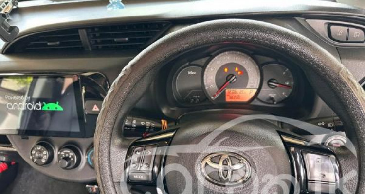 TOYOTA VITZ 2017