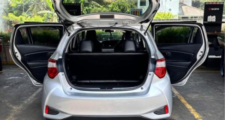 TOYOTA VITZ 2017