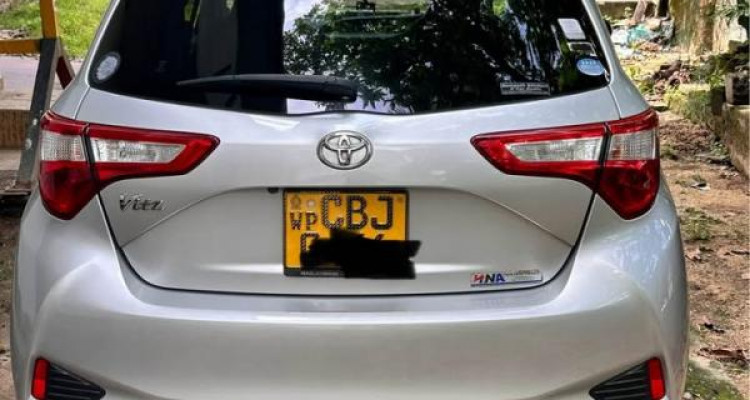 TOYOTA VITZ 2017