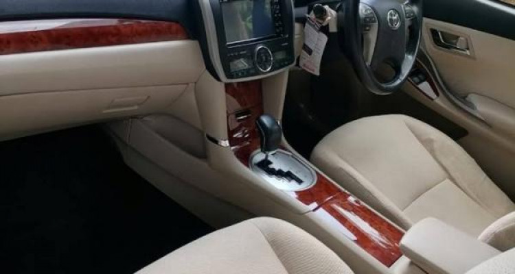 TOYOTA PREMIO 2013