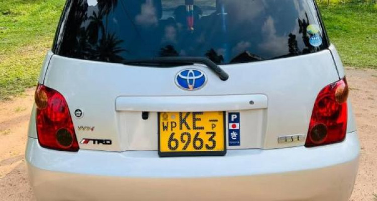 TOYOTA IST 2003