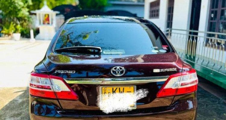 TOYOTA PREMIO 2013