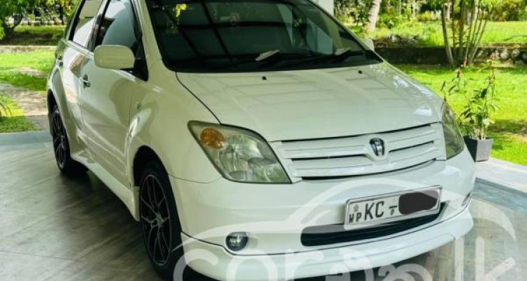 TOYOTA IST 2003