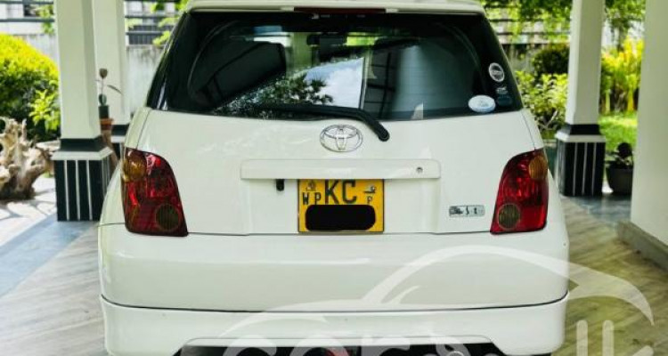 TOYOTA IST 2003