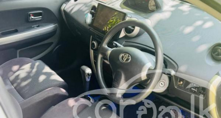 TOYOTA IST 2003