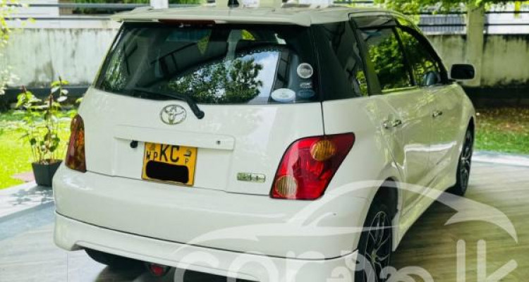 TOYOTA IST 2003