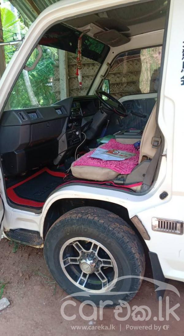 NISSAN CARAVAN 1995