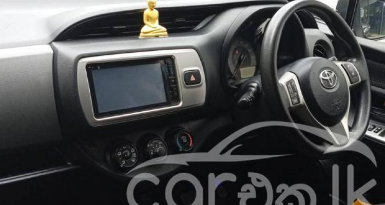 TOYOTA VITZ 2015
