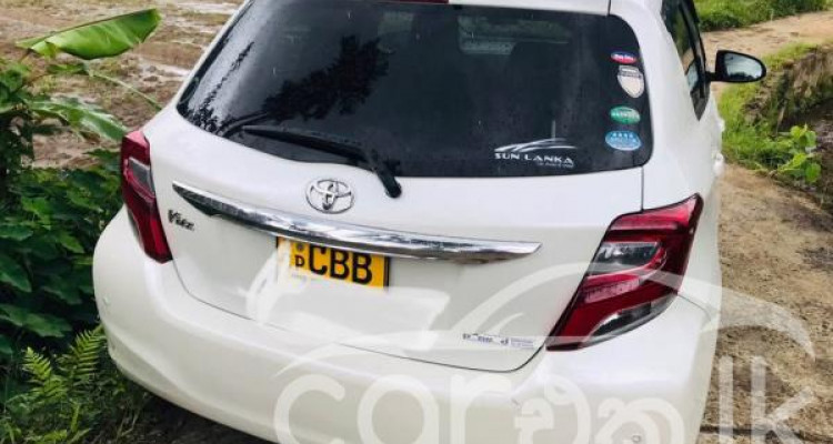 TOYOTA VITZ 2015