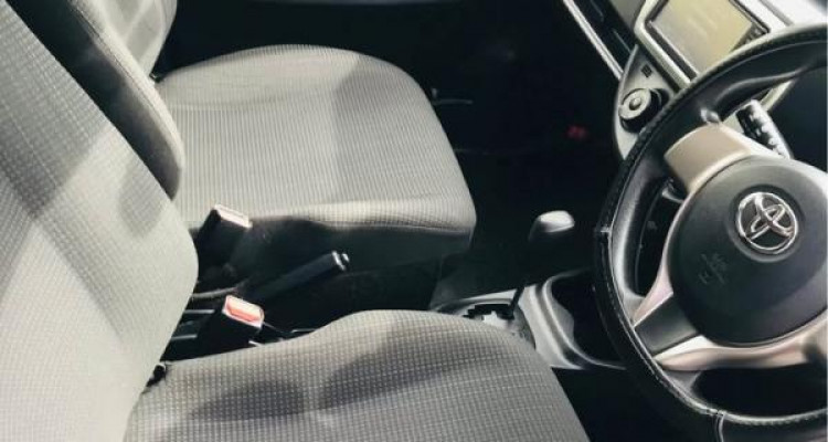 TOYOTA VITZ 2015