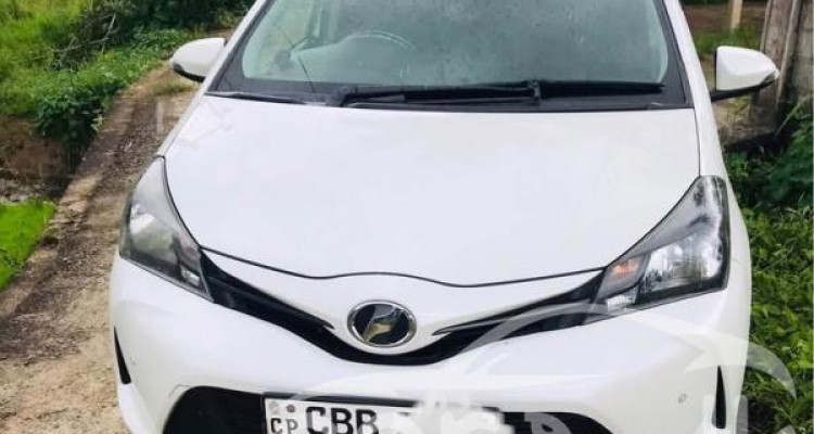TOYOTA VITZ 2015