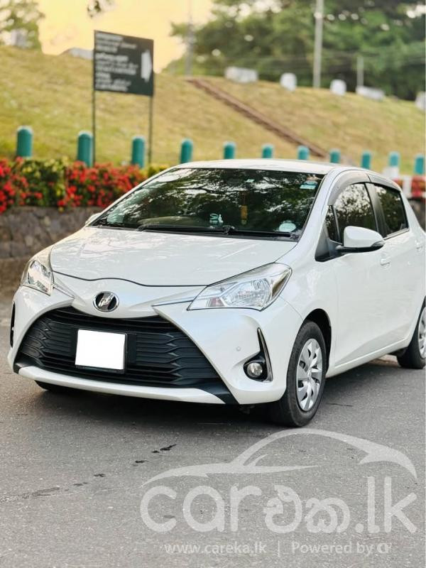 TOYOTA VITZ 2017