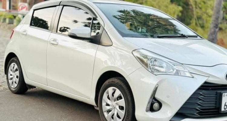 TOYOTA VITZ 2017