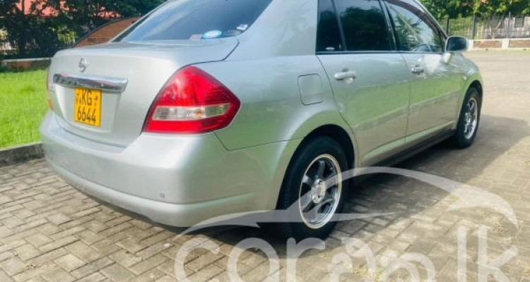 NISSAN TIIDA 2005
