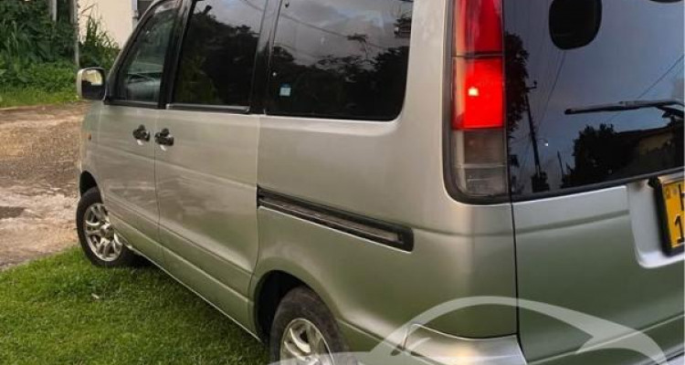 TOYOTA NOAH KR42 2000