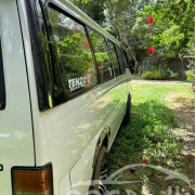 NISSAN CARAVAN 1995