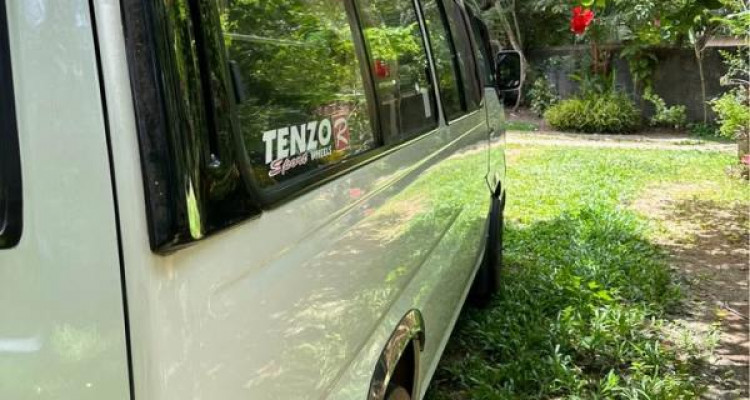 NISSAN CARAVAN 1995