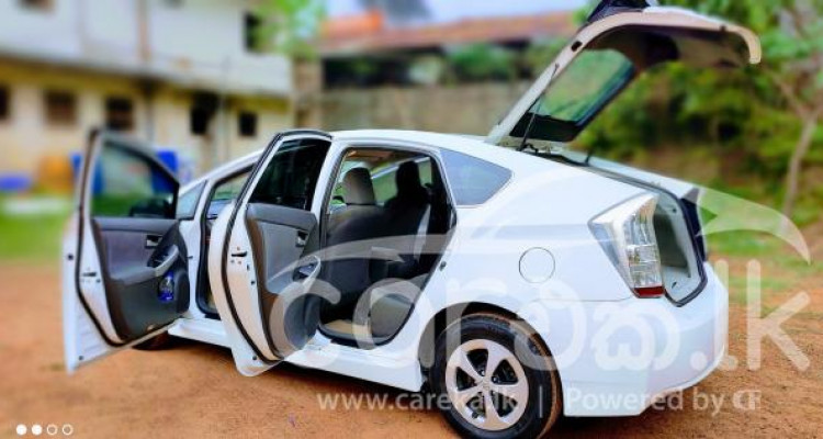 TOYOTA PRIUS 2011