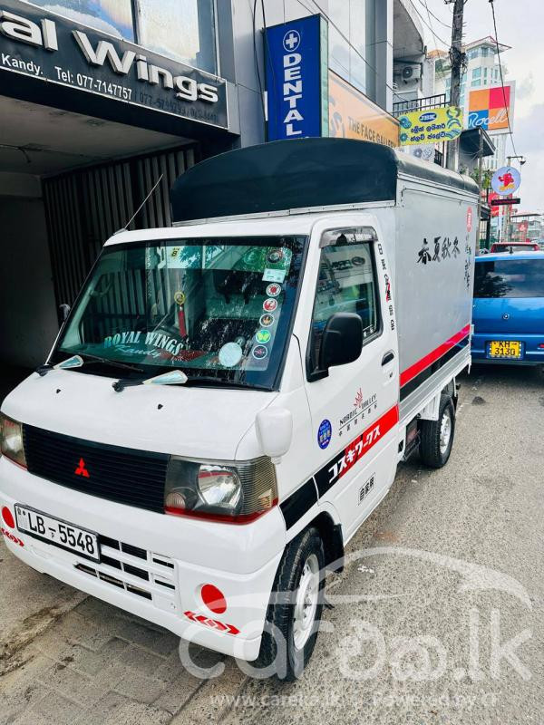 MITSUBISHI MINICAB 2002