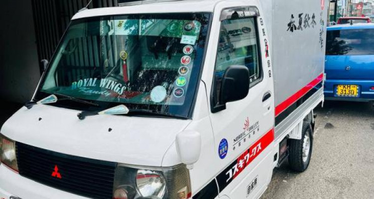 MITSUBISHI MINICAB 2002
