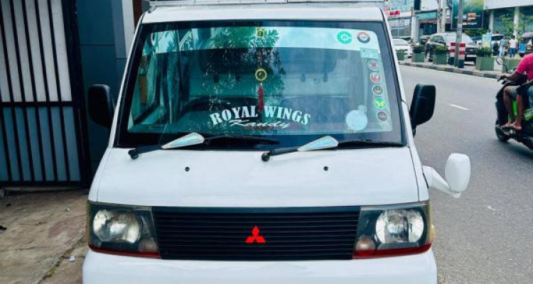 MITSUBISHI MINICAB 2002