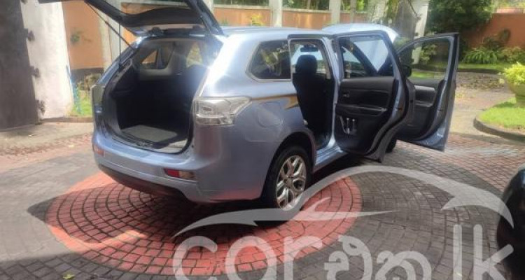 MITSUBISHI OUTLANDER PHEV 2013
