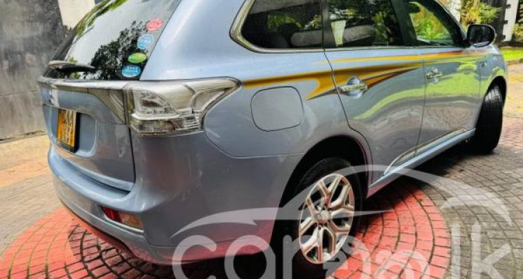 MITSUBISHI OUTLANDER PHEV 2013