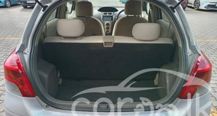 TOYOTA VITZ 2010
