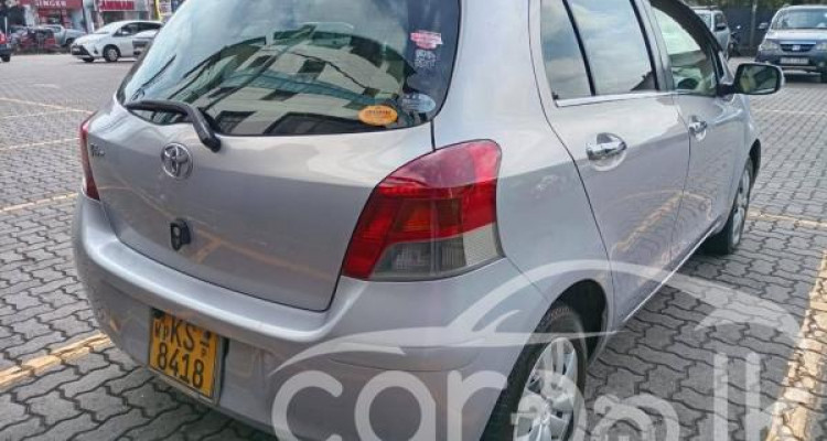 TOYOTA VITZ 2010