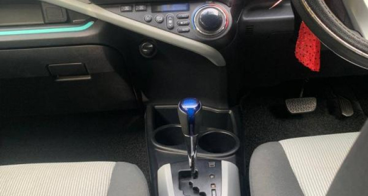TOYOTA VITZ 2018