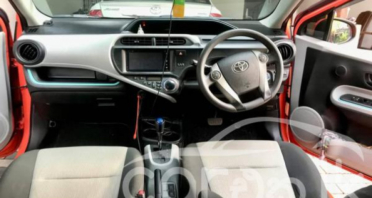 TOYOTA AQUA 2012