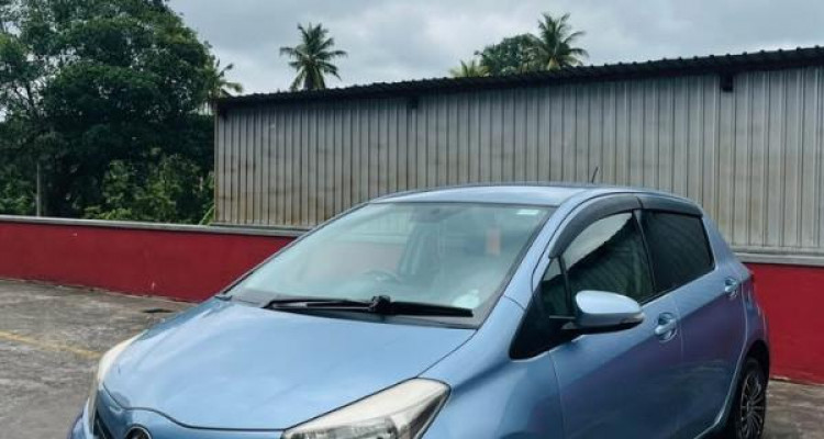 TOYOTA VITZ 2013