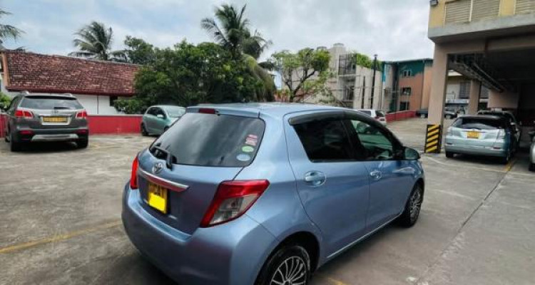 TOYOTA VITZ 2013
