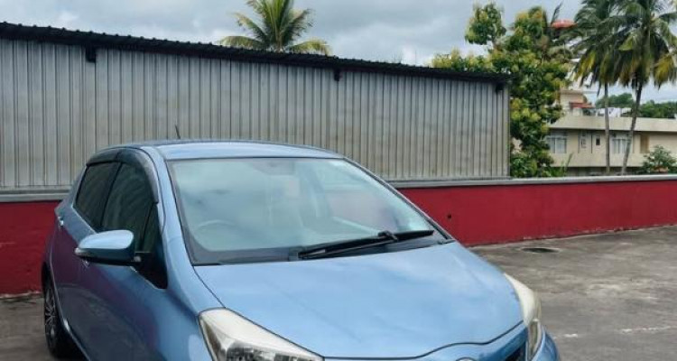 TOYOTA VITZ 2013