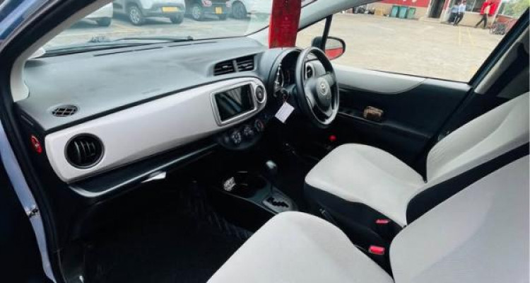 TOYOTA VITZ 2013